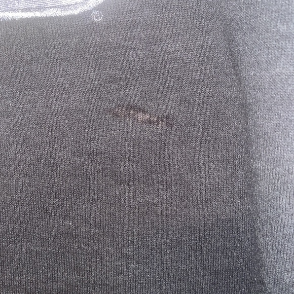 Sweat shirt spot rip on front - Picture 3 of 4